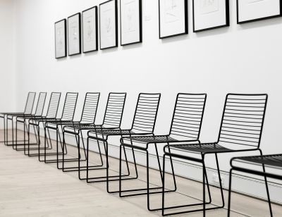 Reihe schwarzer Hee Stühle von Hay mit minimalistischem Design für Esszimmer und Wohnbereich.